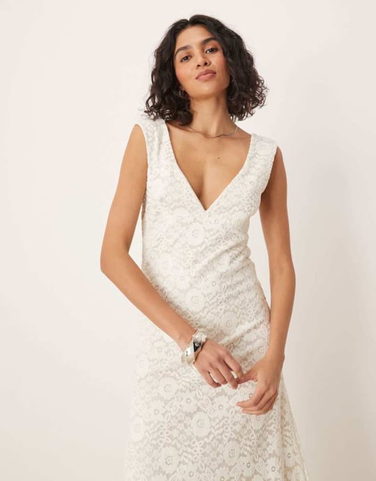 ASOS DESIGN spets V-front midiklänning med volangkant i vitt - Image 4