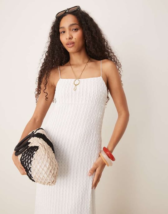 ASOS DESIGN strukturerad cami midi klänning i vitt - Image 2