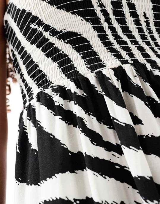 Vero Moda Lätt rynkad linne maxiklänning i zebramönster - Image 4