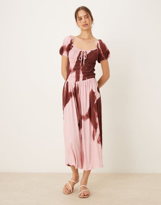 ASOS DESIGN krinklad klänning med smockad midja, mjölkmässig puffärm i midi längd, abstrakt blommönster - MULTI - Image 1
