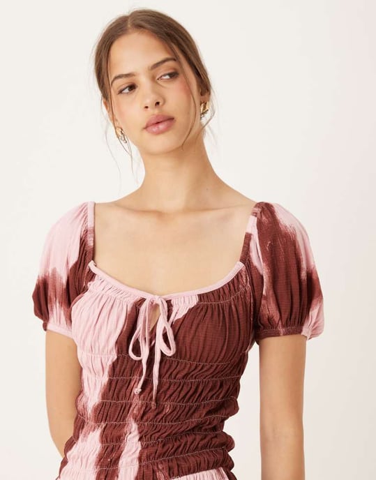 ASOS DESIGN krinklad klänning med smockad midja, mjölkmässig puffärm i midi längd, abstrakt blommönster - MULTI - Image 2