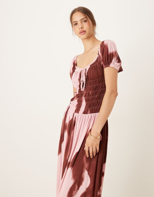ASOS DESIGN krinklad klänning med smockad midja, mjölkmässig puffärm i midi längd, abstrakt blommönster - MULTI - Image 4