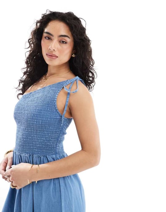 ASOS DESIGN mjuk denim midi-klänning med asymmetrisk halsringning i mellanmörk blå - Image 2