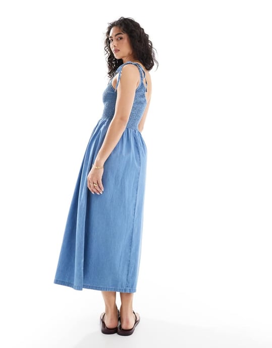 ASOS DESIGN mjuk denim midi-klänning med asymmetrisk halsringning i mellanmörk blå - Image 3