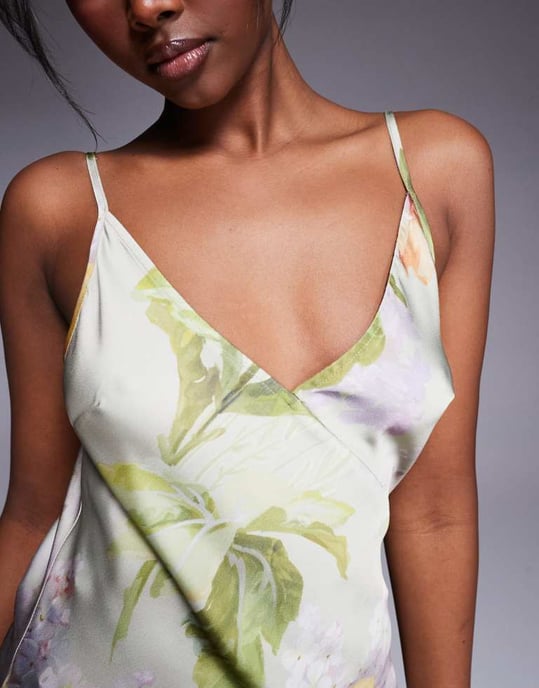 ASOS DESIGN satin v-ringad midaxi-klänning med sömdetaljer och sprund i grön blommig tryck - Image 3