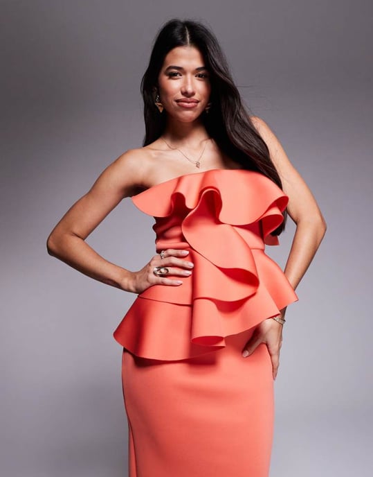 ASOS DESIGN manipulerad volangöverdel bandeau midiklänning i korall i scuba-liknande tyg - Image 4