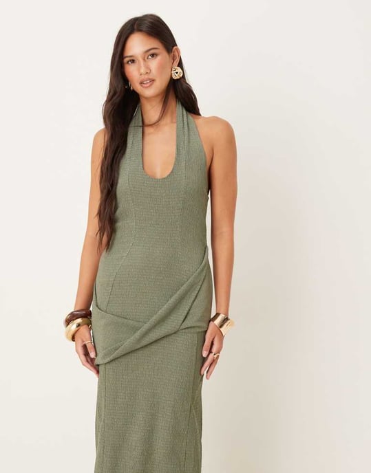 ASOS DESIGN texturerad halterneck midi-klänning med drapering midja i khaki - Image 2