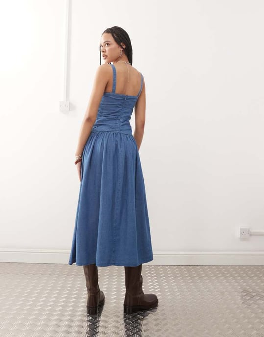 Återvunnen vintage midi denimklänning med sänkt midja och rynkdetalj i äkta mellanspetsblå - MBLUE - Image 2