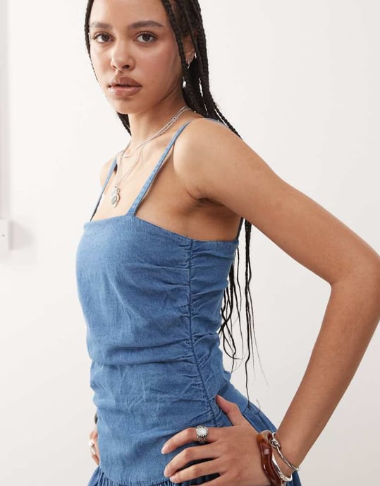 Återvunnen vintage midi denimklänning med sänkt midja och rynkdetalj i äkta mellanspetsblå - MBLUE - Image 3