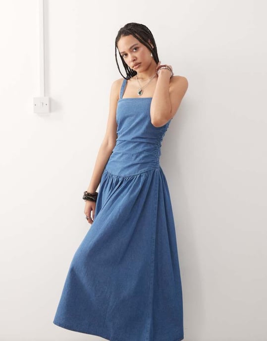 Återvunnen vintage midi denimklänning med sänkt midja och rynkdetalj i äkta mellanspetsblå - MBLUE - Image 4