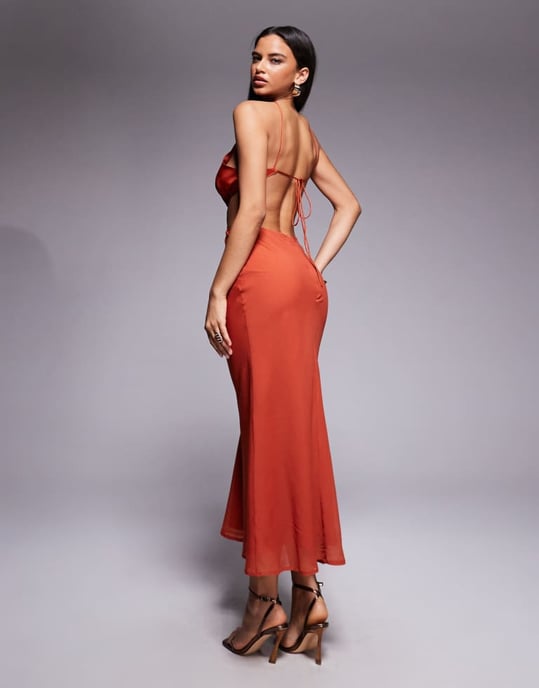 ASOS DESIGN halterneck cut out midaxi klänning med satinöverdel i mjuk rost - Image 3