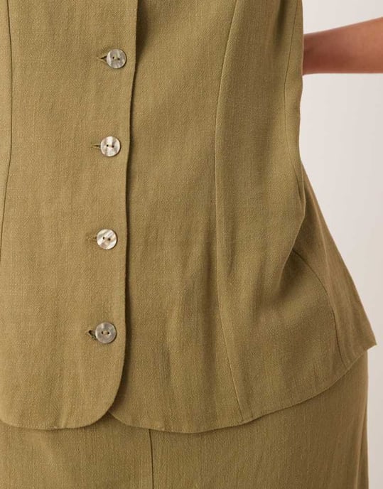 ASOS DESIGN Curve linväst med detaljerad midi-klänning i khaki - Image 3