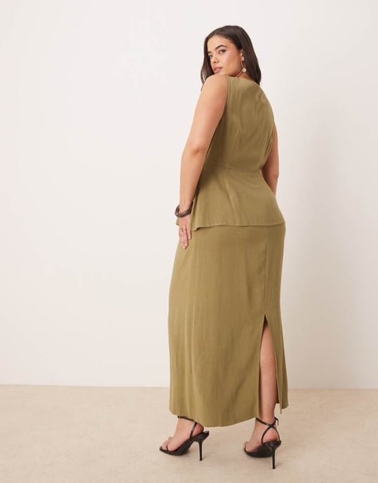 ASOS DESIGN Curve linväst med detaljerad midi-klänning i khaki - Image 4