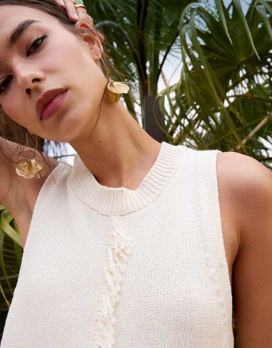 ASOS DESIGN stickad midaxi-klänning med fransar framtill i krämfärg - Image 3