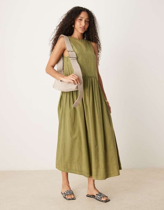 ASOS DESIGN snittad halsmidiklänning med sänkt midja i olivgrön - Image 2