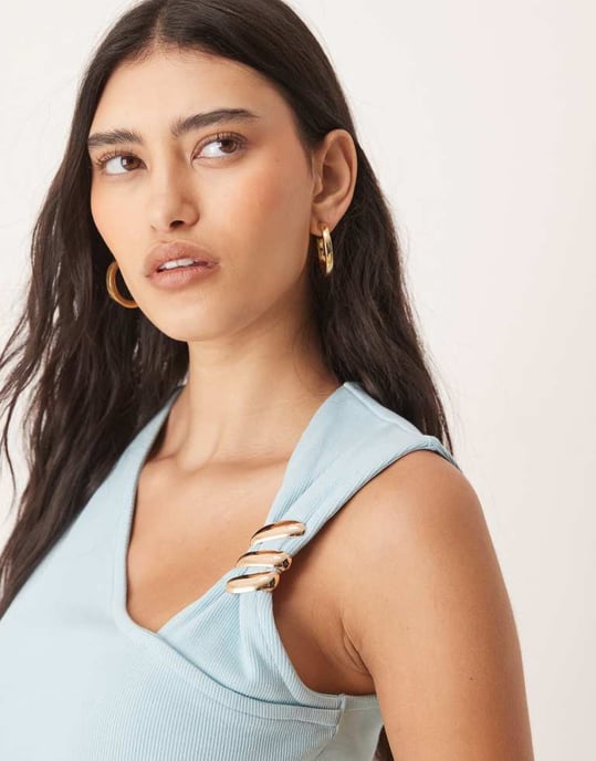 ASOS DESIGN ribbad stickad midiklänning med hårdvarudetalj i blått - Image 2