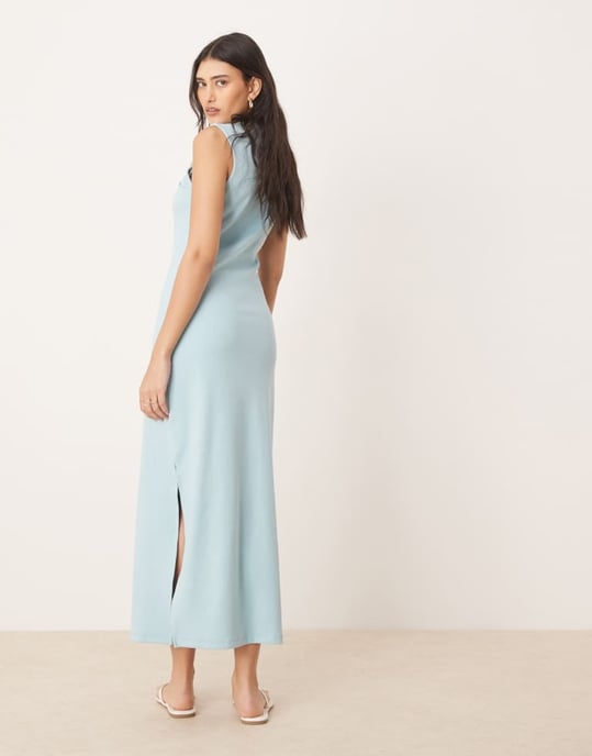 ASOS DESIGN ribbad stickad midiklänning med hårdvarudetalj i blått - Image 3