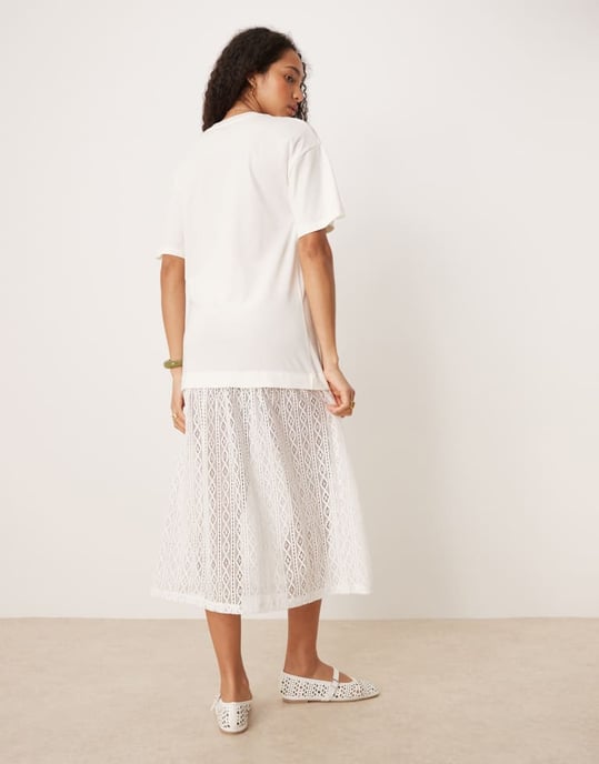 ASOS DESIGN t-shirt midiklänning med virkade nedhängda midja i vitt - Image 4