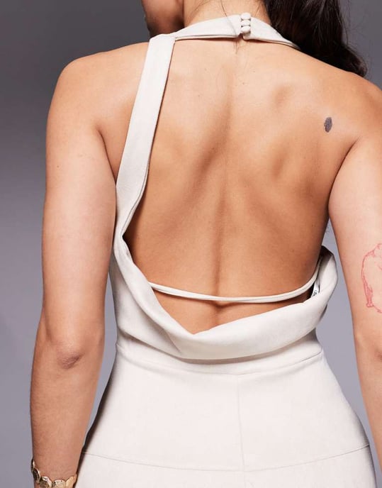 ASOS DESIGN draperad ryggen mocka midi klänning i kräm - Image 3