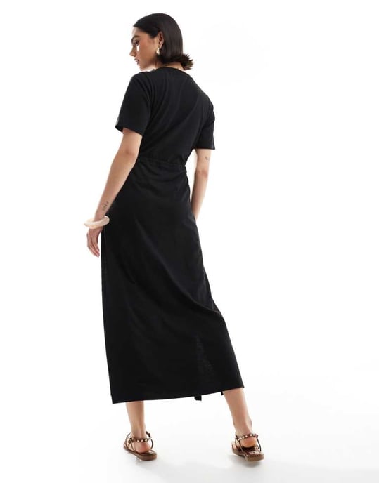 Tunn t-shirtklänning med kort ärm i svart - Image 2