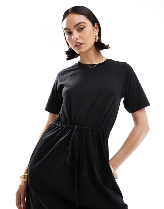 Tunn t-shirtklänning med kort ärm i svart - Image 3
