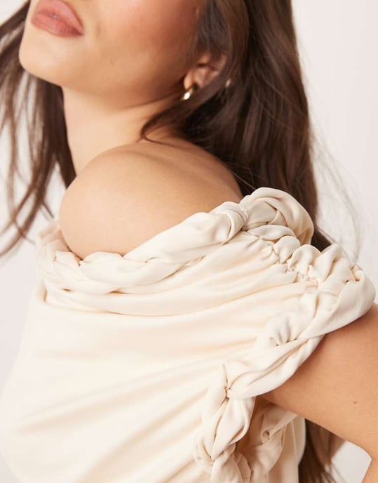 ASOS DESIGN snurrhalsringning med rynkad överdel och satinklänning midi i krämfärg - Image 3
