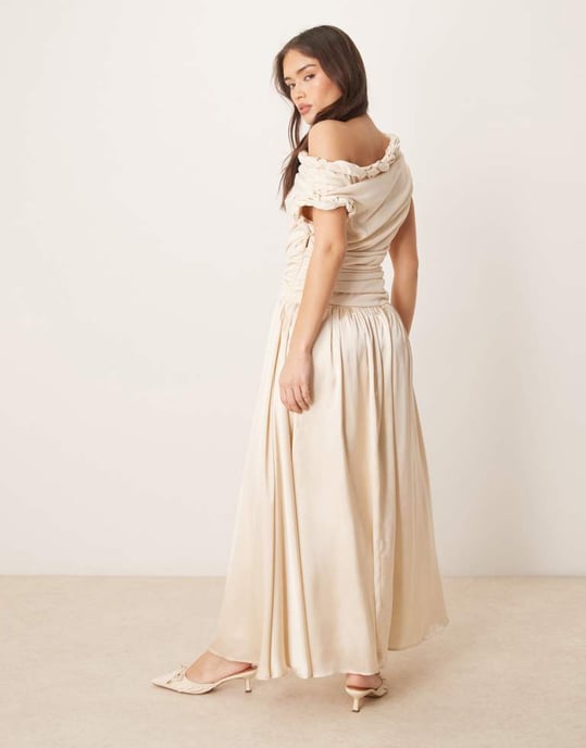 ASOS DESIGN snurrhalsringning med rynkad överdel och satinklänning midi i krämfärg - Image 4