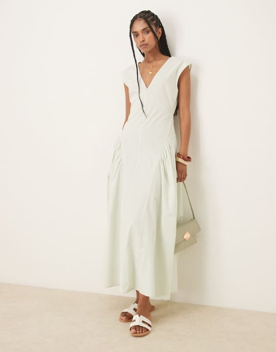 ASOS DESIGN ren v-ringad midiklänning med plisserad godet nederkant i mintgrön - Image 1