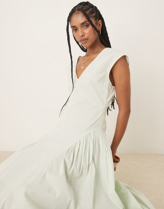 ASOS DESIGN ren v-ringad midiklänning med plisserad godet nederkant i mintgrön - Image 2