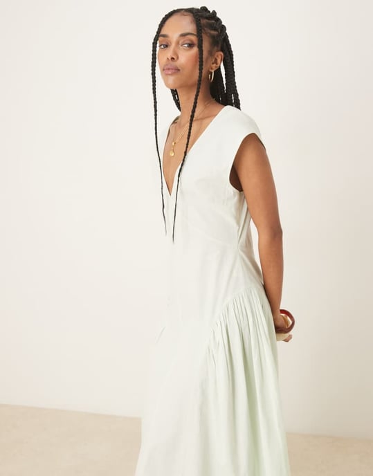 ASOS DESIGN ren v-ringad midiklänning med plisserad godet nederkant i mintgrön - Image 4