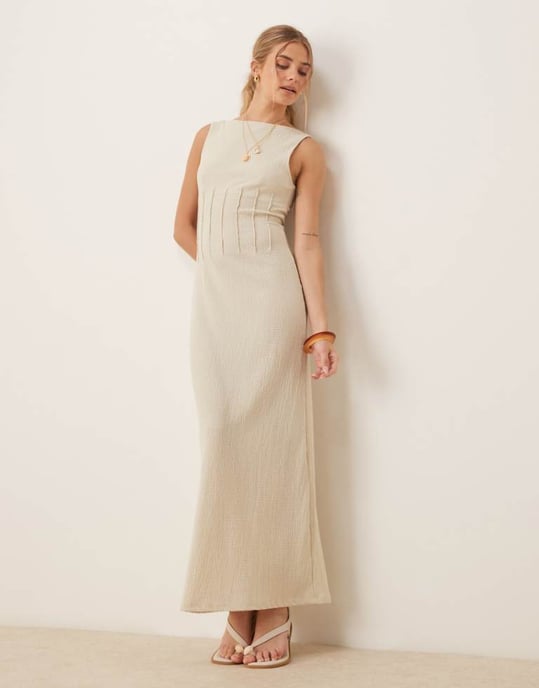 ASOS DESIGN texturerad ärmlös korsettmidiklänning med avskuren nacke i neutral färg - Image 1