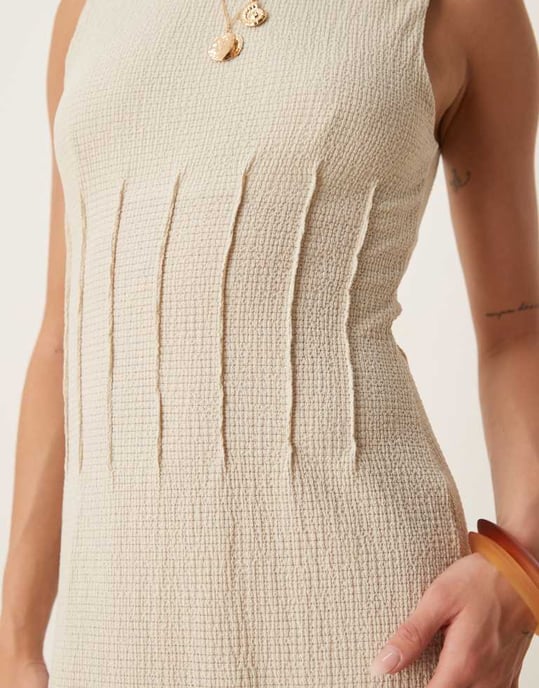 ASOS DESIGN texturerad ärmlös korsettmidiklänning med avskuren nacke i neutral färg - Image 2