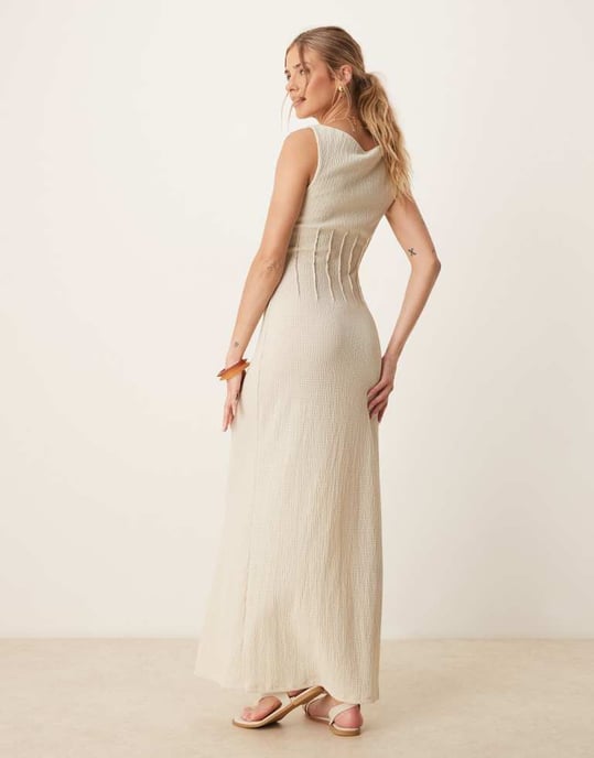 ASOS DESIGN texturerad ärmlös korsettmidiklänning med avskuren nacke i neutral färg - Image 3