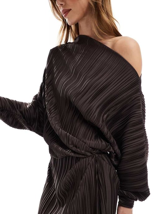 ASOS DESIGN plisserad klänning med fallande axel och lång ärm i chokladbrun - Image 3