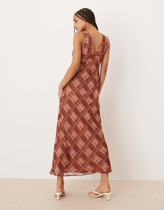 ASOS DESIGN V-ringad slinky midiklänning med bystknut i rutmönster - Image 2