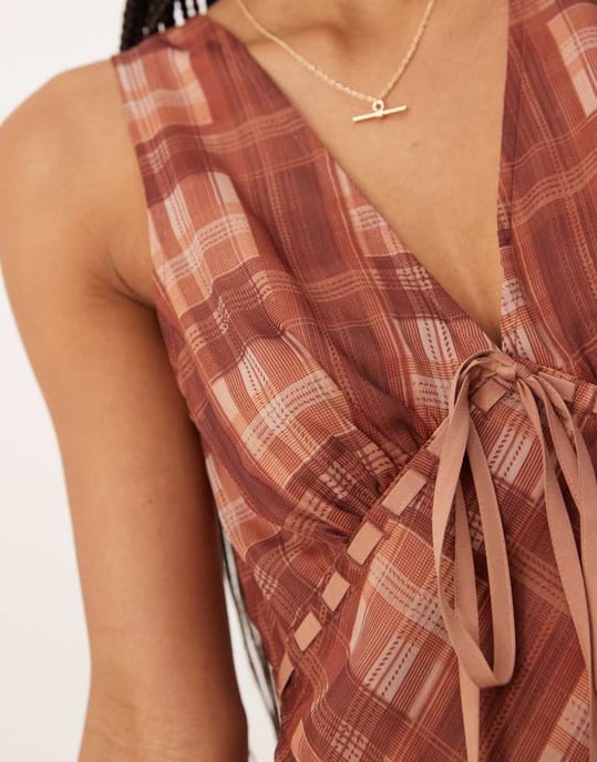 ASOS DESIGN V-ringad slinky midiklänning med bystknut i rutmönster - Image 3
