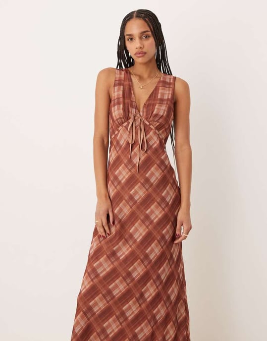 ASOS DESIGN V-ringad slinky midiklänning med bystknut i rutmönster - Image 4