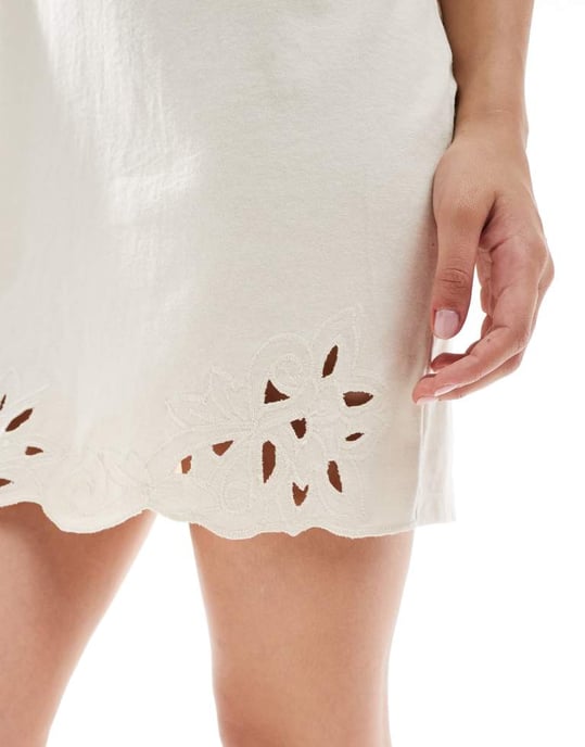 Miss Selfridge klänning med utskuren fåll i ecru - Image 2