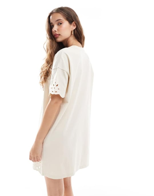 Miss Selfridge klänning med utskuren fåll i ecru - Image 4