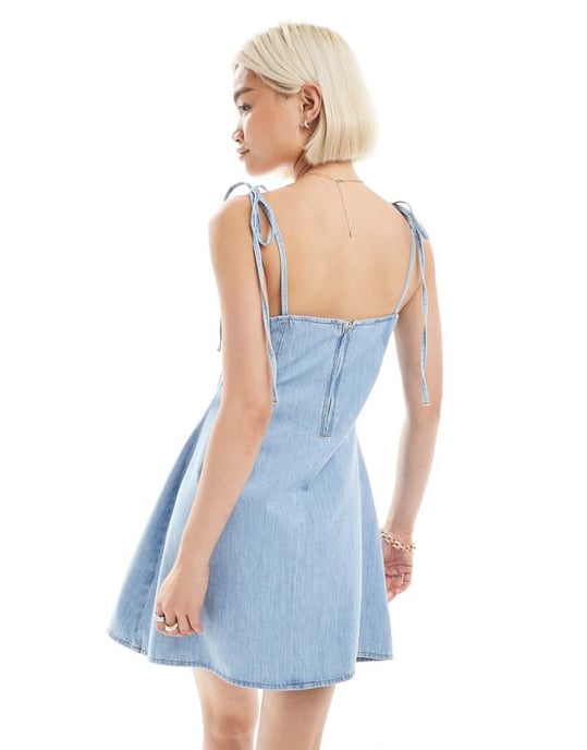 ASOS DESIGN klänning med knytband och plisseringar i mid blue denimmaterial - Image 2