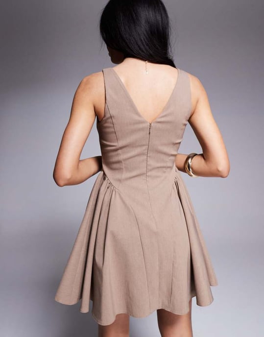 ASOS DESIGN bengaline scoop neck strukturerad flippy miniklänning i mocha - Image 3