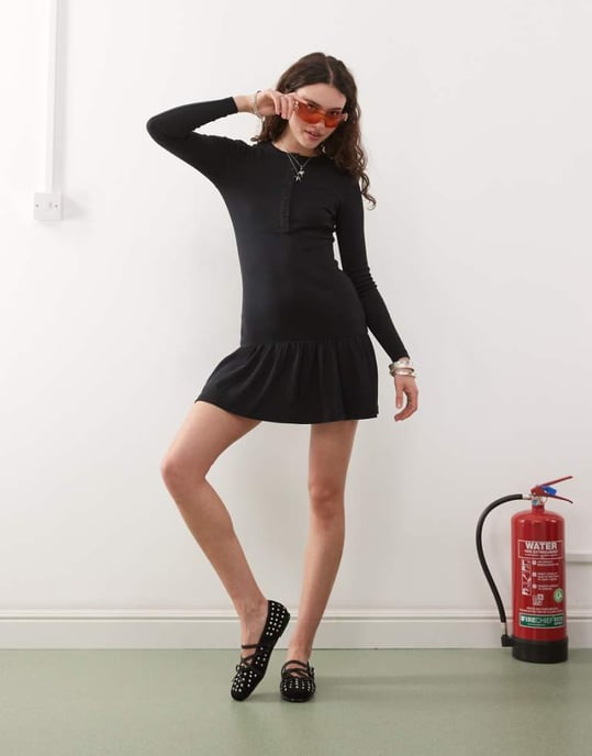 COLLUSION drop waist henley rib mini klänning i svart - Image 1