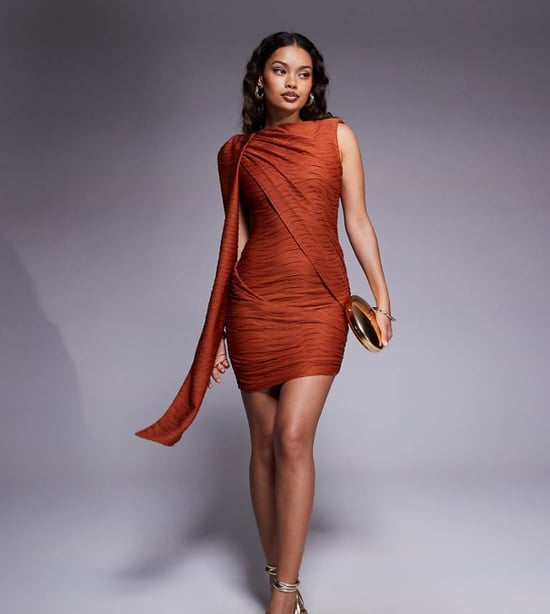 ASOS DESIGN Petite strukturerad klänning med snitt-halsringning och draperad sidsnörning i orange - Image 1