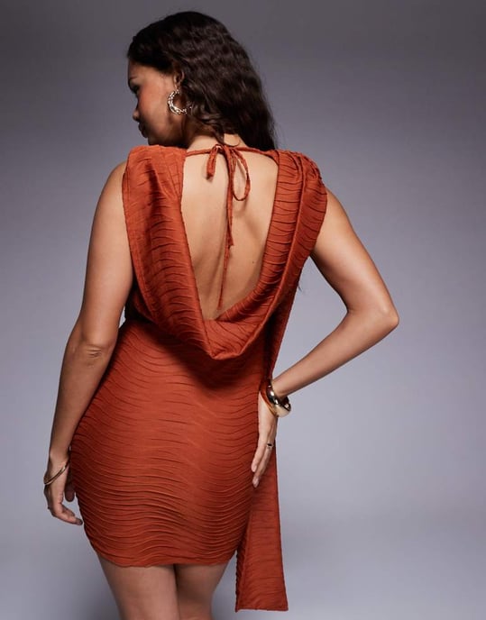 ASOS DESIGN Petite strukturerad klänning med snitt-halsringning och draperad sidsnörning i orange - Image 3