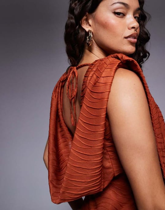 ASOS DESIGN Petite strukturerad klänning med snitt-halsringning och draperad sidsnörning i orange - Image 4