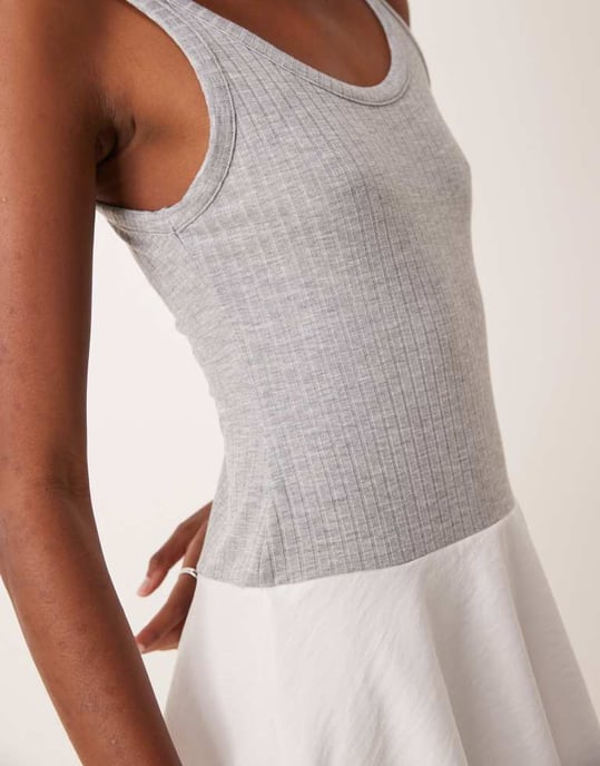ASOS DESIGN scoop hybrid bubbla nederdel mini klänning i grå och vit - Image 4