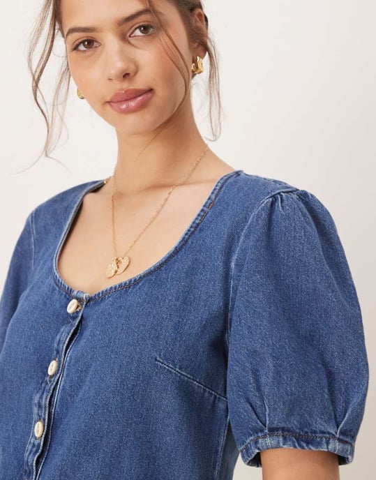 ASOS DESIGN denim knappgenomgång mini klänning med puffärmar i mellanblått - Image 2