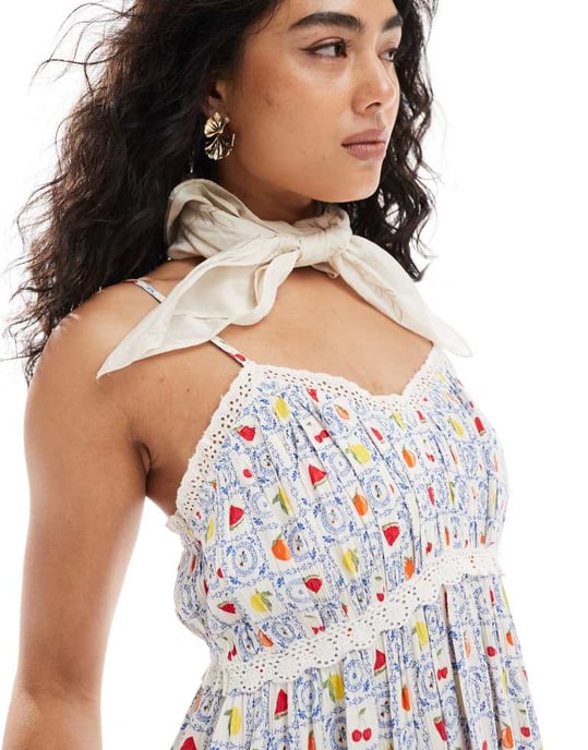 Miss Selfridge mönstrad strapless solklänning i ditsy-mönster - Image 4