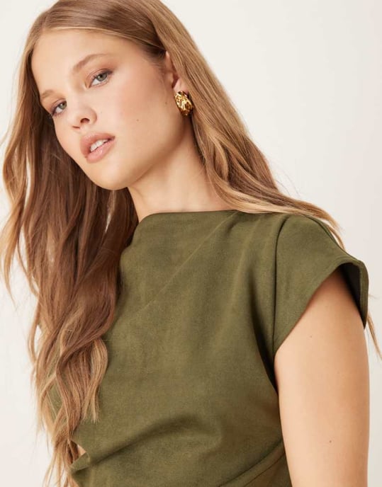 ASOS DESIGN mockaskinn draperad mini-klänning i khaki i scuba-liknande tyg - Image 3