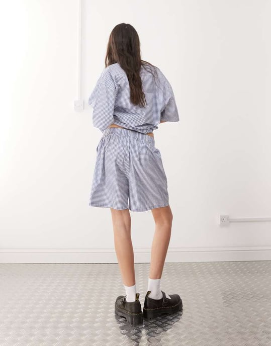 Återvunnen vintage unisex boxy shorts i blå och vit rutig mönster - Image 3